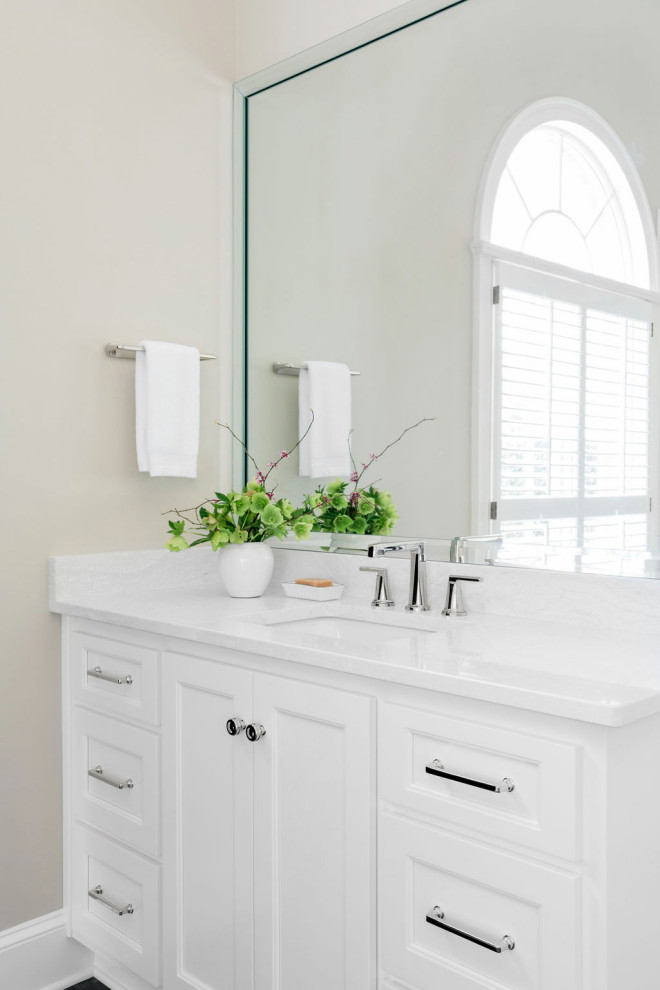 Idéer för att renovera ett stort vintage vit vitt en-suite badrum, med släta luckor, vita skåp, ett fristående badkar, vit kakel, keramikplattor, grå väggar, klinkergolv i porslin, ett undermonterad handfat, bänkskiva i kvarts, grått golv och dusch med gångjärnsdörr