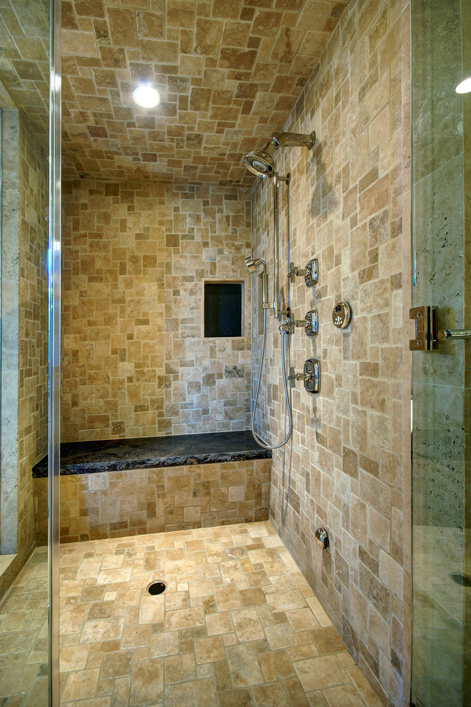 Foto på ett mycket stort vintage en-suite badrum, med luckor med infälld panel, skåp i slitet trä, en jacuzzi, en dusch i en alkov, beige kakel, stenkakel, beige väggar, travertin golv och ett undermonterad handfat