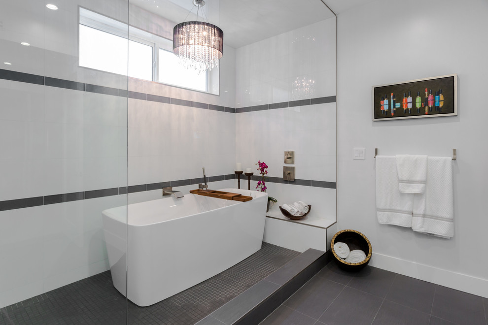Idee per una grande stanza da bagno padronale minimal con vasca freestanding, zona vasca/doccia separata, piastrelle bianche, ante lisce, ante grigie e lavabo sottopiano