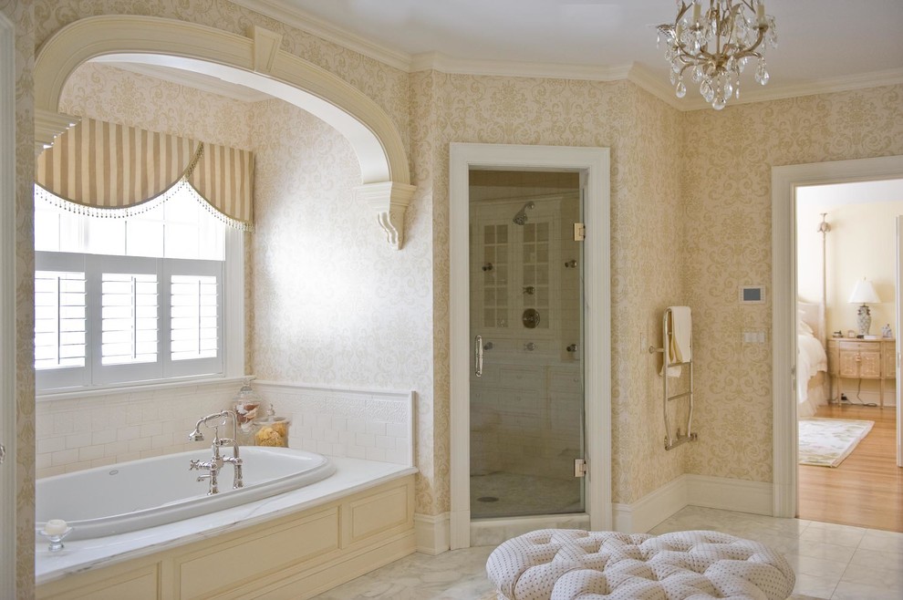 Modelo de cuarto de baño clásico con armarios con paneles con relieve, bañera encastrada, ducha empotrada, baldosas y/o azulejos blancos y baldosas y/o azulejos de cemento