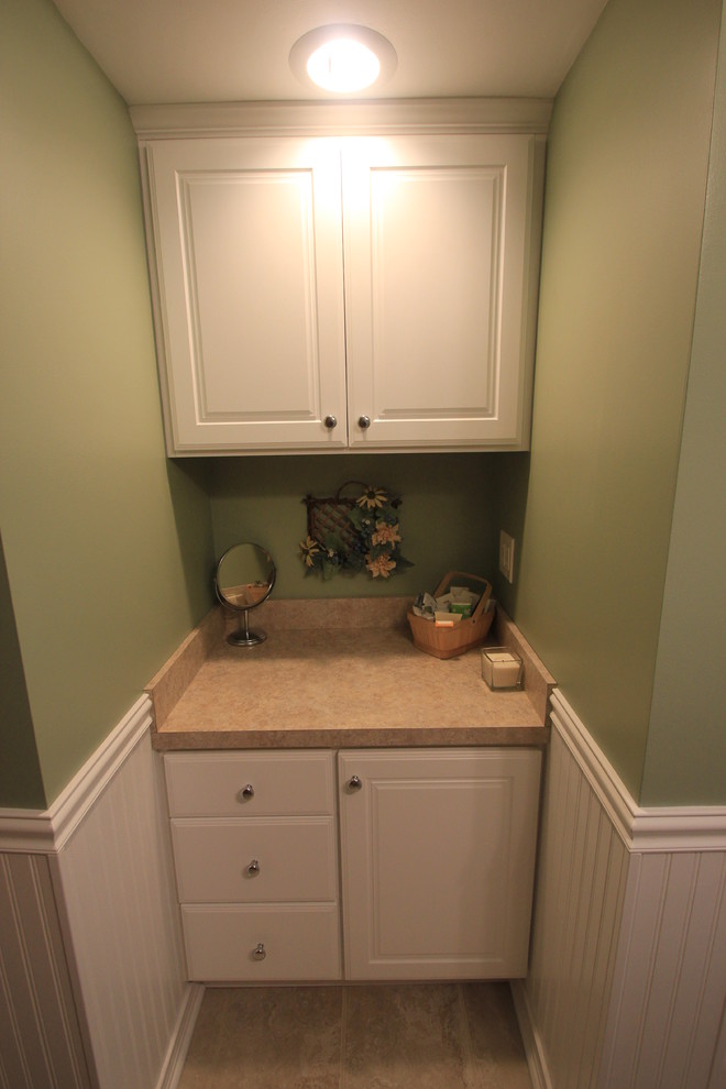 Foto di una stanza da bagno classica di medie dimensioni con ante con bugna sagomata, ante bianche, vasca ad alcova, vasca/doccia, pareti verdi e lavabo a colonna