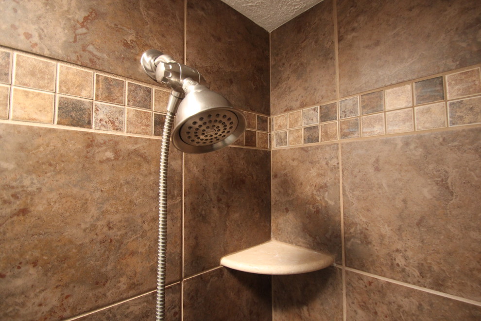 Inspiration för mellanstora klassiska badrum, med luckor med glaspanel, vita skåp, en dusch i en alkov, brun kakel, gröna väggar och ett undermonterad handfat