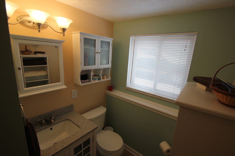 Imagen de cuarto de baño clásico de tamaño medio con armarios tipo vitrina, puertas de armario blancas, ducha empotrada, baldosas y/o azulejos marrones, paredes verdes y lavabo bajoencimera