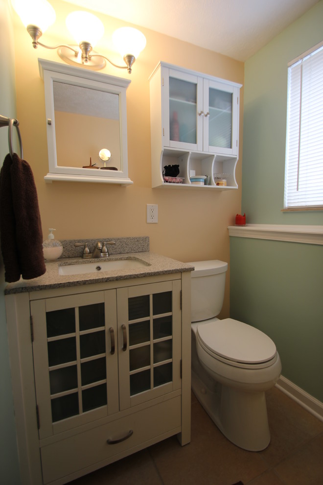 Mittelgroßes Klassisches Badezimmer mit Glasfronten, weißen Schränken, Duschnische, braunen Fliesen, grüner Wandfarbe und Unterbauwaschbecken in Cleveland