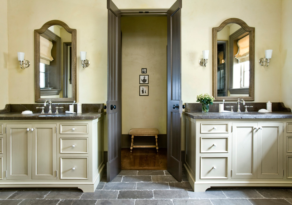 Пример оригинального дизайна: ванная комната в классическом стиле с фасадами с утопленной филенкой, бежевыми фасадами, бежевыми стенами, врезной раковиной, серым полом и серой столешницей