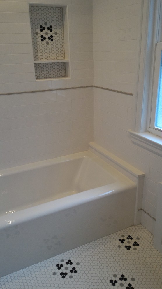 Cette image montre une salle de bain principale design de taille moyenne avec une baignoire en alcôve, un combiné douche/baignoire, un carrelage gris, un carrelage métro, un mur blanc, un sol en carrelage de terre cuite et un sol multicolore.