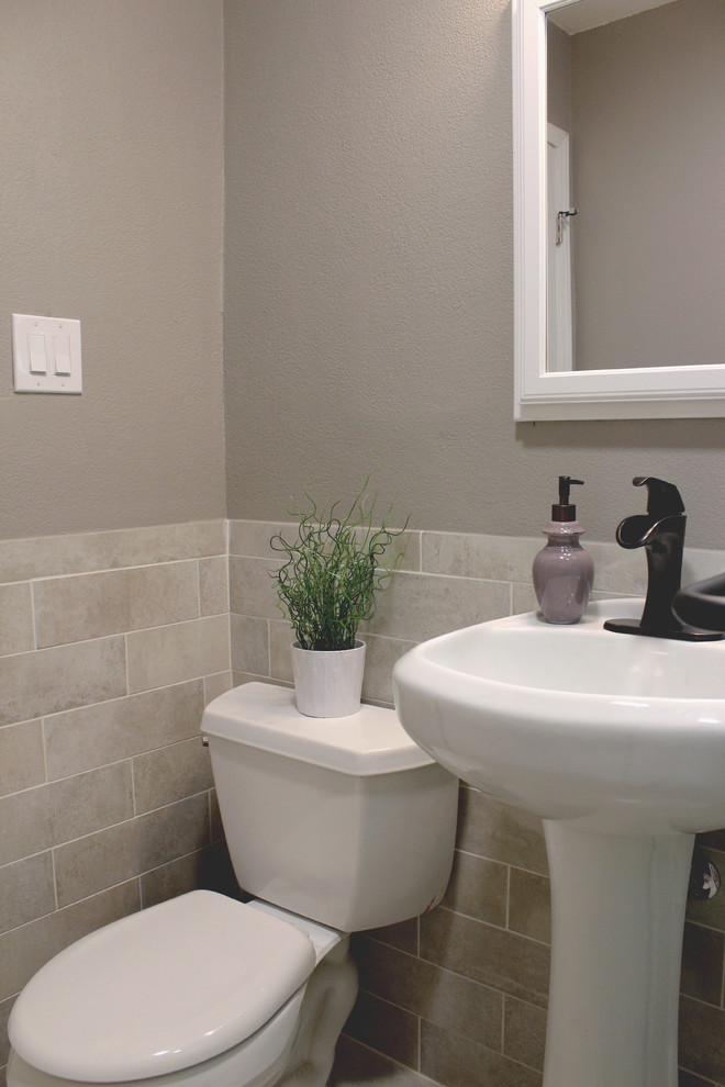 Immagine di una piccola stanza da bagno con doccia design con doccia ad angolo, WC monopezzo, piastrelle beige, piastrelle in gres porcellanato, pareti beige, pavimento in gres porcellanato e lavabo a colonna