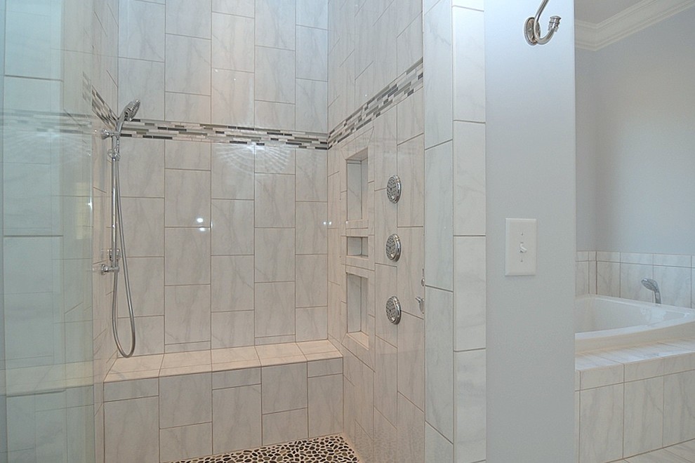 Foto de cuarto de baño principal contemporáneo con bañera esquinera, ducha abierta, baldosas y/o azulejos grises y paredes azules