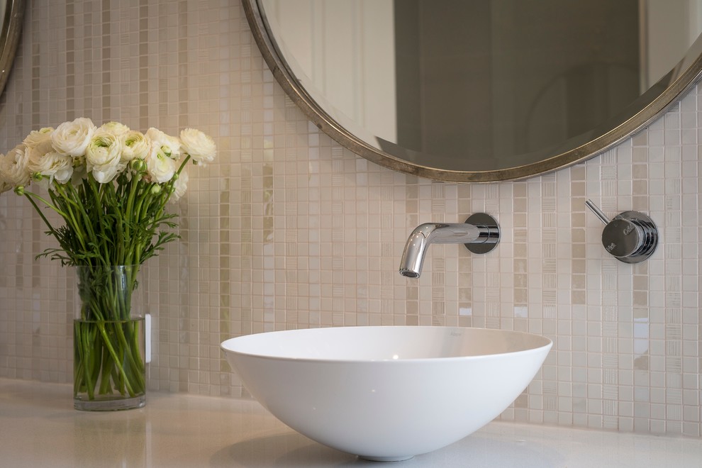 Imagen de cuarto de baño principal minimalista con baldosas y/o azulejos beige y baldosas y/o azulejos en mosaico