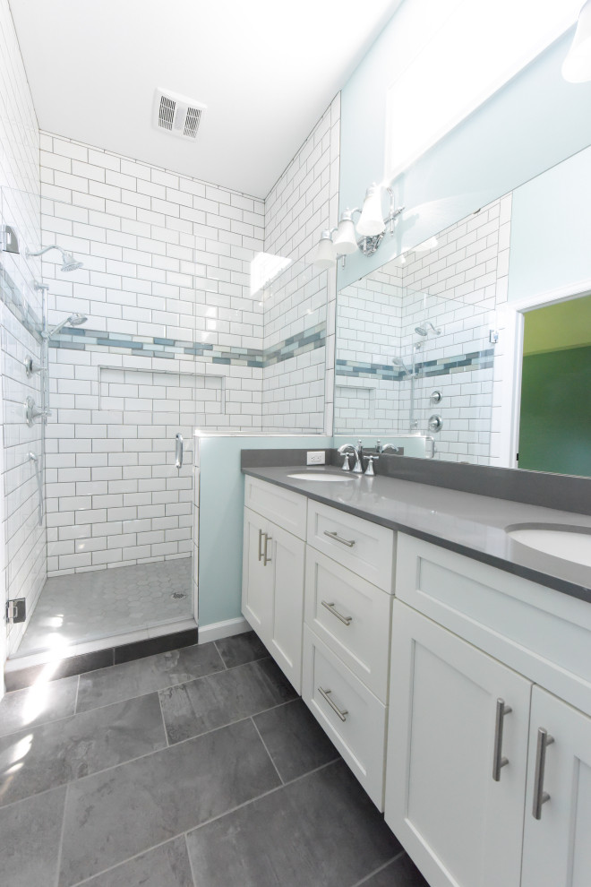 Exempel på ett mellanstort klassiskt grå grått en-suite badrum, med luckor med infälld panel, vita skåp, en dusch i en alkov, en toalettstol med separat cisternkåpa, blå kakel, vit kakel, tunnelbanekakel, blå väggar, skiffergolv, ett undermonterad handfat, bänkskiva i kvarts, grått golv och dusch med gångjärnsdörr