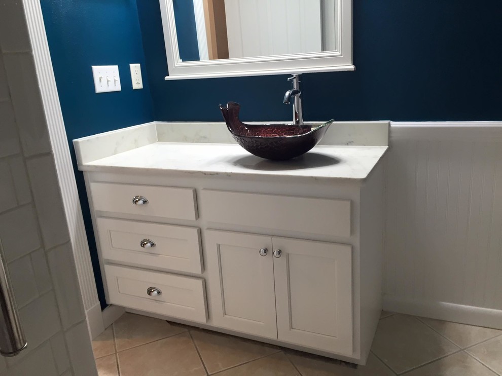 Foto de cuarto de baño clásico de tamaño medio con armarios estilo shaker, puertas de armario blancas, paredes azules, suelo de baldosas de cerámica, aseo y ducha, lavabo sobreencimera y encimera de mármol