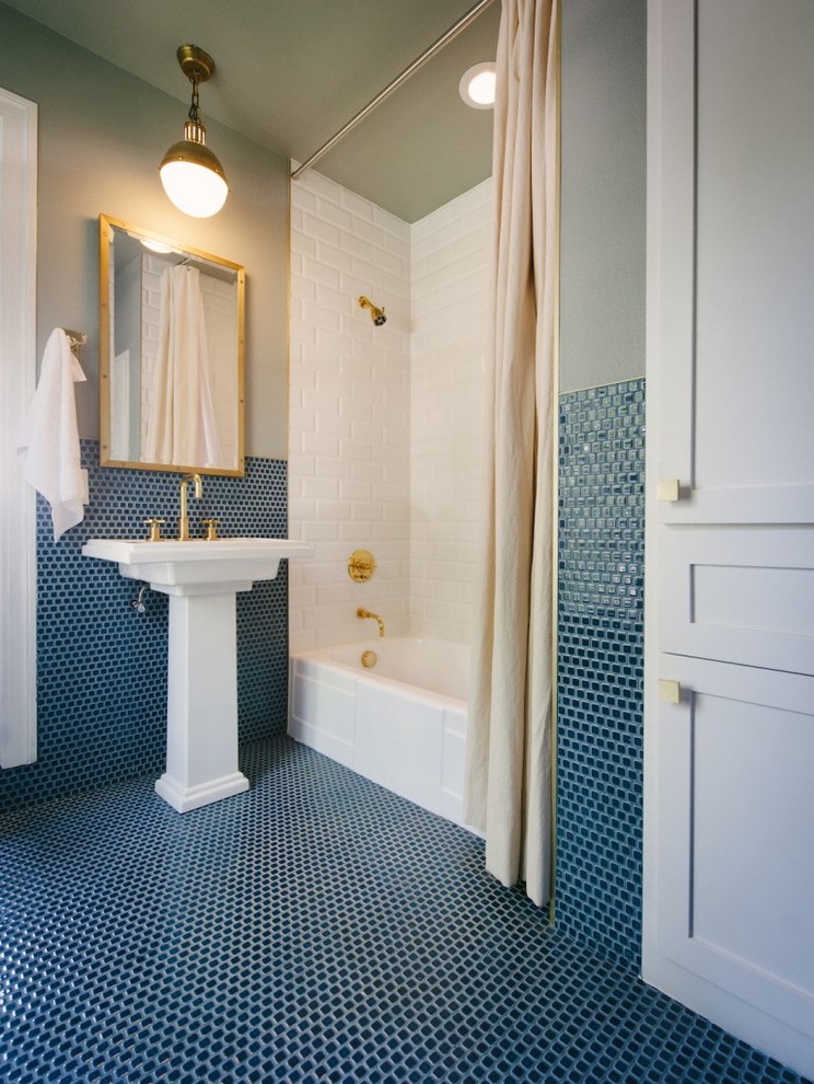 Esempio di una piccola stanza da bagno con doccia classica con vasca ad alcova, doccia alcova, piastrelle bianche, piastrelle in ceramica, pareti grigie, pavimento con piastrelle a mosaico e lavabo a colonna