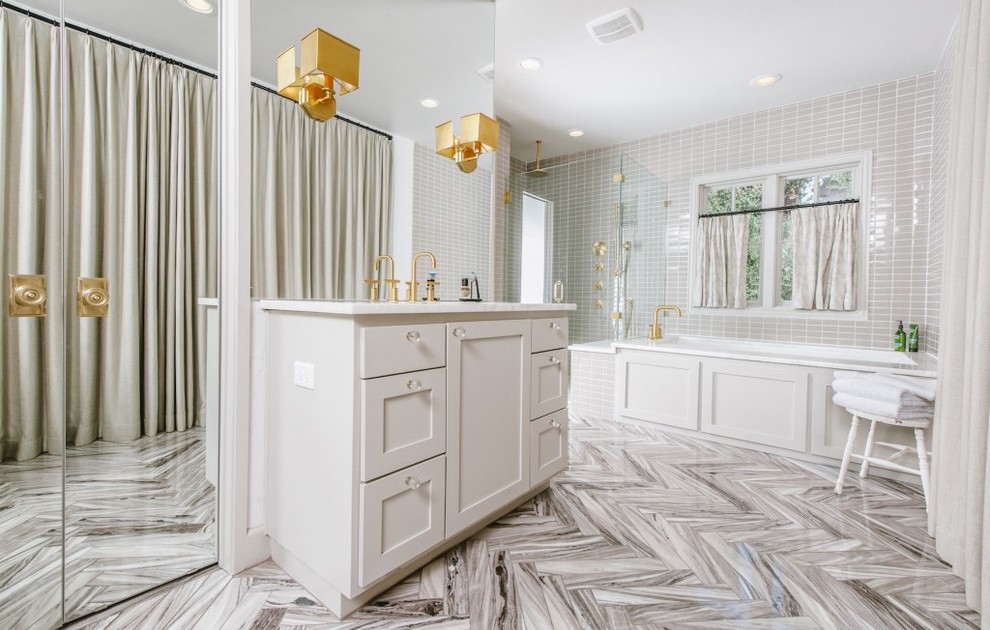 Idéer för ett mellanstort modernt en-suite badrum, med skåp i shakerstil, vita skåp, ett badkar i en alkov, en kantlös dusch, porslinskakel, beige väggar, klinkergolv i porslin och bänkskiva i kvarts