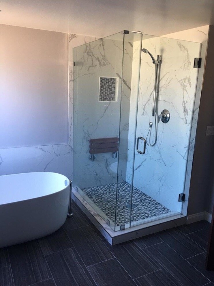 Inspiration för ett mellanstort funkis en-suite badrum, med ett fristående badkar, en hörndusch, grå kakel, vit kakel, marmorkakel, grå väggar, klinkergolv i porslin, grått golv och dusch med gångjärnsdörr