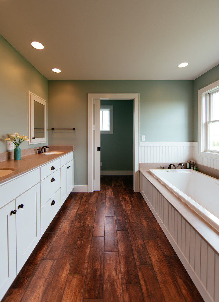 На фото: главная ванная комната в классическом стиле с фасадами в стиле шейкер, белыми фасадами, гидромассажной ванной, столешницей из кварцита, угловым душем, зелеными стенами, паркетным полом среднего тона и врезной раковиной