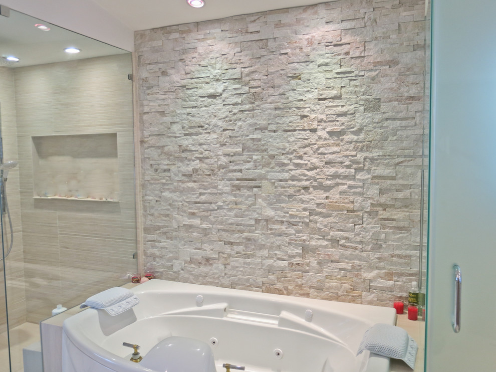 Modelo de cuarto de baño principal contemporáneo de tamaño medio con ducha esquinera, baldosas y/o azulejos blancos, paredes blancas, suelo blanco y piedra