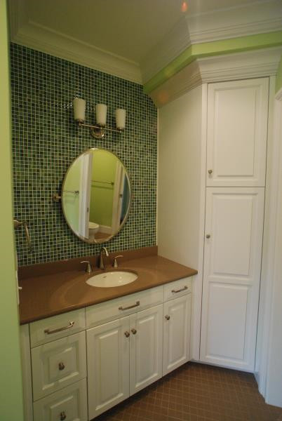 Immagine di una piccola stanza da bagno con doccia chic con ante con bugna sagomata, ante bianche, pareti verdi e lavabo sottopiano