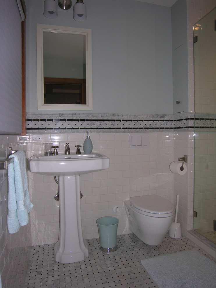 Idee per una piccola stanza da bagno padronale classica con lavabo a colonna, doccia alcova, WC sospeso, piastrelle bianche, piastrelle a mosaico, pavimento con piastrelle a mosaico e pareti blu