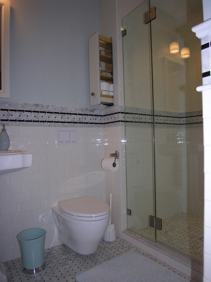 Aménagement d'une petite douche en alcôve principale classique avec une grande vasque, WC suspendus, un carrelage blanc, une plaque de galets, un mur bleu et un sol en carrelage de terre cuite.