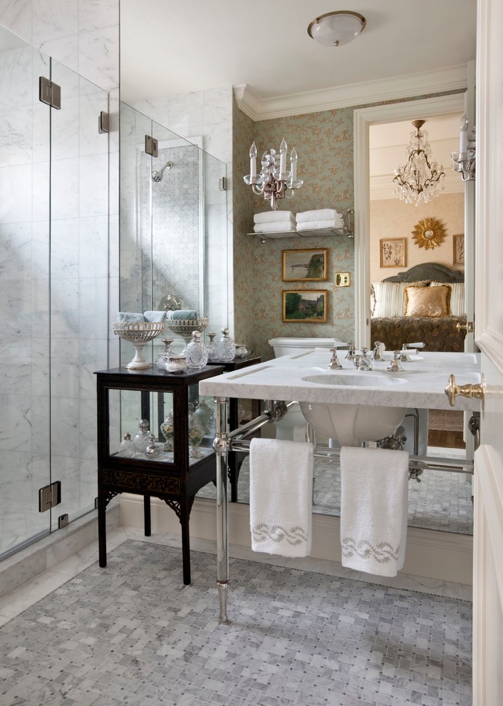 На фото: ванная комната среднего размера в классическом стиле с душем в нише, унитазом-моноблоком, серой плиткой, белой плиткой, каменной плиткой, синими стенами, мраморным полом, душевой кабиной, монолитной раковиной и мраморной столешницей