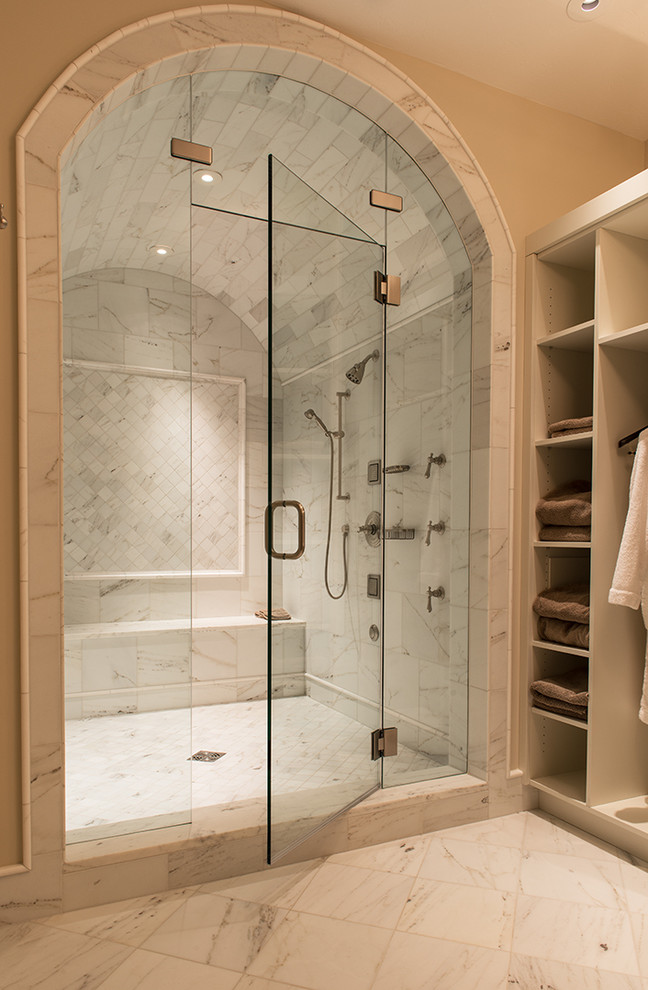 Inredning av ett klassiskt stort en-suite badrum, med öppna hyllor, vita skåp, en dusch i en alkov, vit kakel, stenkakel, beige väggar och marmorgolv