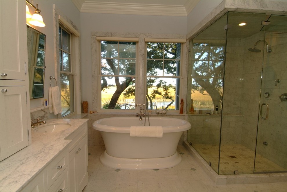 Idéer för att renovera ett stort vintage vit vitt badrum, med vita skåp, ett fristående badkar, en hörndusch, blå väggar, ett undermonterad handfat, vitt golv och dusch med gångjärnsdörr
