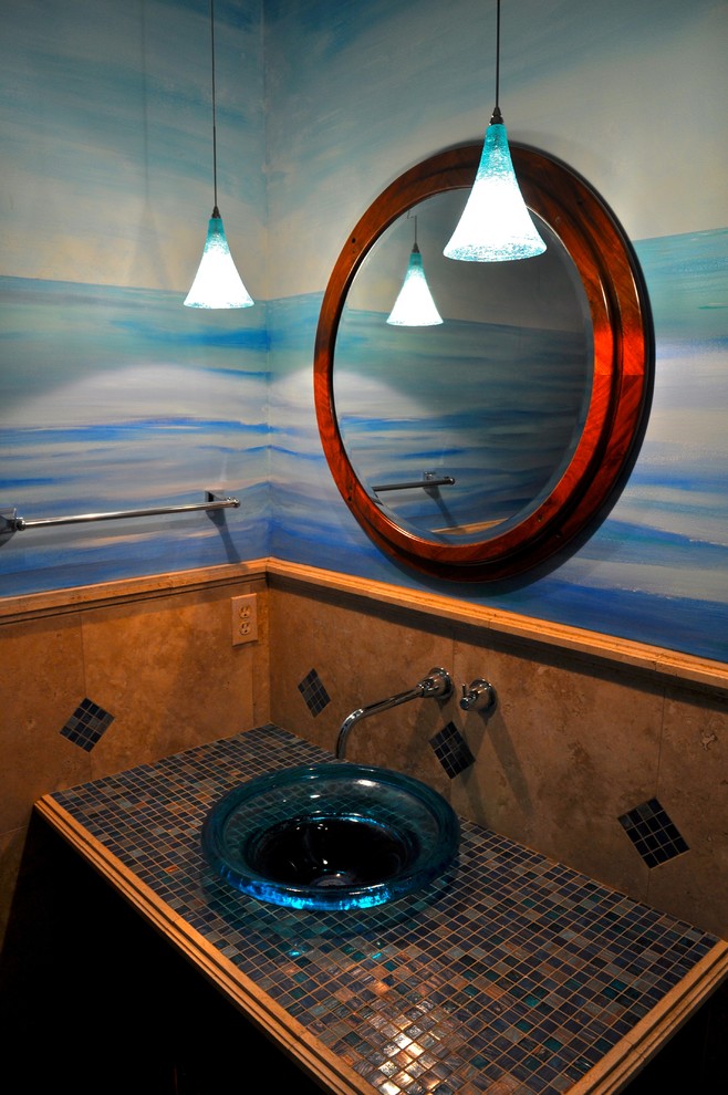 Inspiration pour une petite salle de bain traditionnelle avec une vasque, un plan de toilette multicolore et meuble simple vasque.