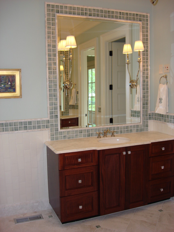 Inspiration för ett stort vintage flerfärgad flerfärgat en-suite badrum, med ett undermonterad handfat, beiget golv och ett badkar i en alkov