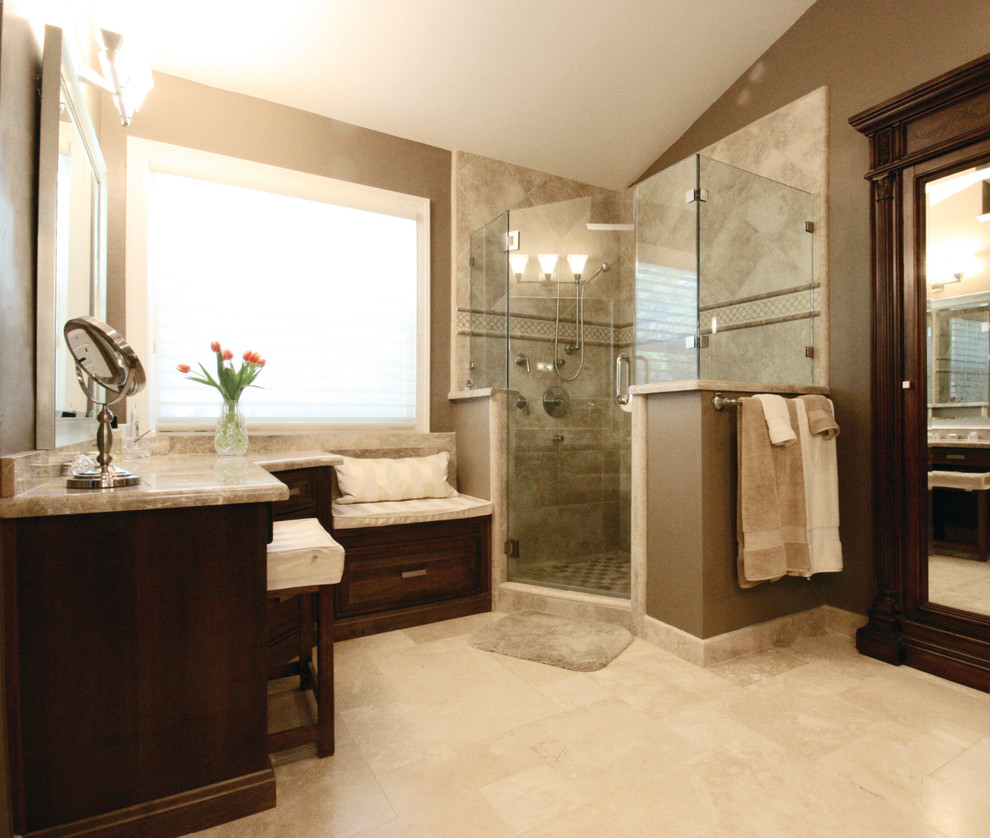 Modelo de cuarto de baño principal clásico de tamaño medio con armarios con paneles con relieve, puertas de armario de madera en tonos medios, ducha esquinera, paredes marrones, lavabo bajoencimera y encimera de granito