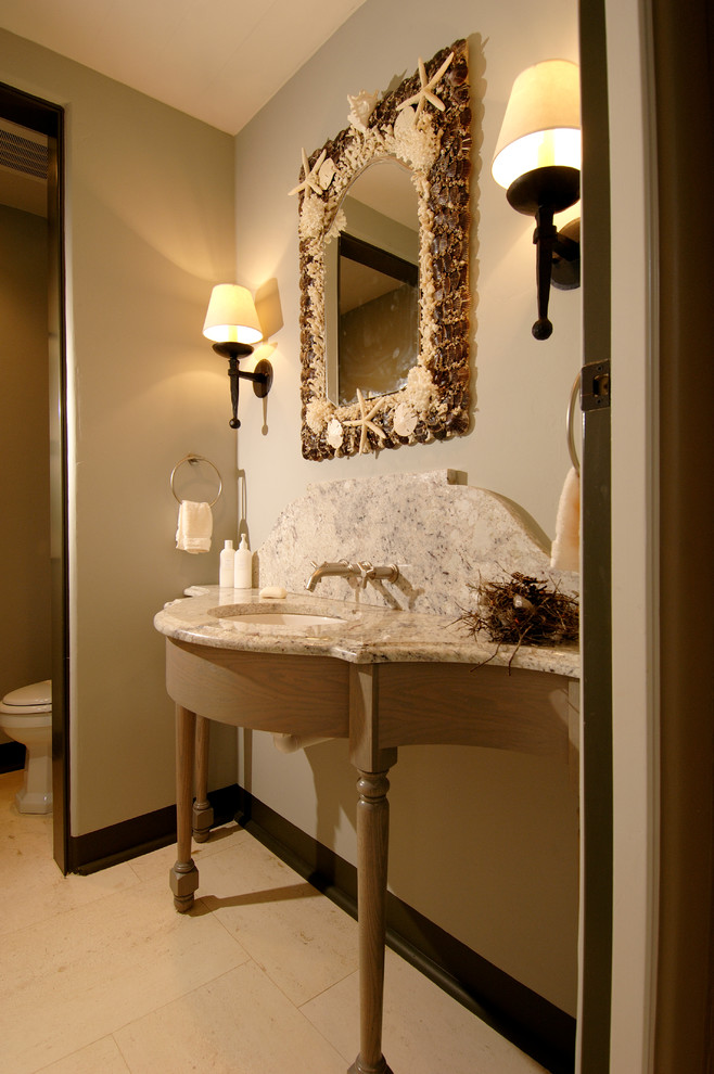Mittelgroßes Maritimes Badezimmer mit beiger Wandfarbe, Keramikboden, Unterbauwaschbecken und Granit-Waschbecken/Waschtisch in Charleston