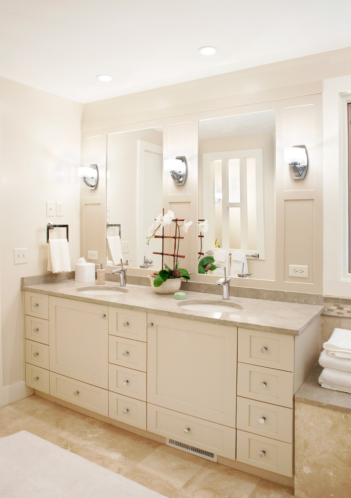 Esempio di una stanza da bagno padronale costiera di medie dimensioni con ante in stile shaker, ante bianche, vasca sottopiano, doccia ad angolo, pareti bianche e lavabo sottopiano