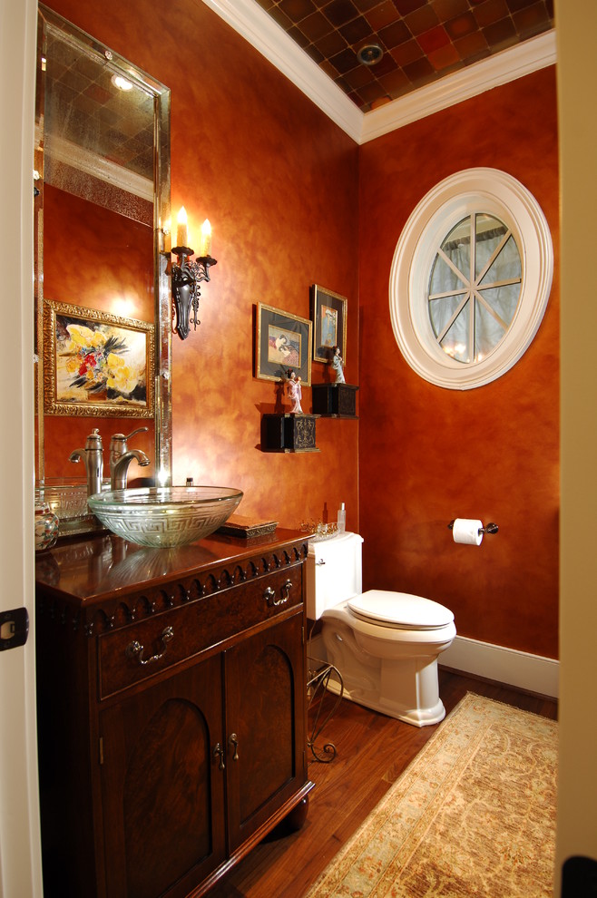 Источник вдохновения для домашнего уюта: ванная комната среднего размера в восточном стиле с раздельным унитазом, коричневыми стенами, темным паркетным полом, настольной раковиной, фасадами с утопленной филенкой, темными деревянными фасадами и душевой кабиной
