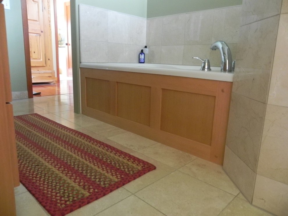 Réalisation d'une salle de bain craftsman en bois clair de taille moyenne pour enfant avec un placard à porte shaker et un plan de toilette en granite.