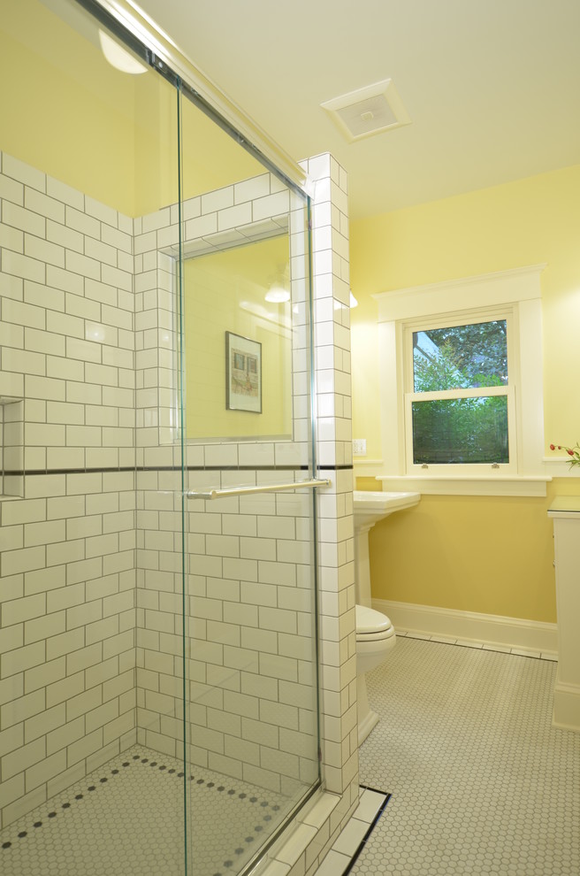 Aménagement d'une petite salle de bain craftsman avec des portes de placard blanches, une douche d'angle, WC séparés, un carrelage blanc, un carrelage métro, un mur jaune, un sol en carrelage de terre cuite, un lavabo de ferme et un plan de toilette en verre.