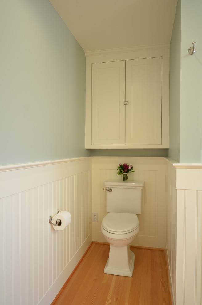 На фото: туалет среднего размера в стиле кантри с фасадами в стиле шейкер, белыми фасадами, мраморной столешницей, синими стенами, светлым паркетным полом и раздельным унитазом с