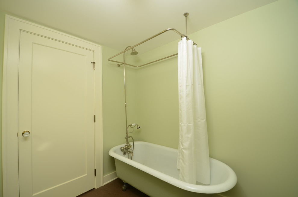 Ejemplo de cuarto de baño de estilo americano pequeño con bañera con patas, combinación de ducha y bañera, paredes verdes y suelo de linóleo