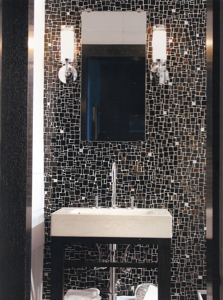 Foto på ett stort funkis en-suite badrum, med en öppen dusch, en toalettstol med separat cisternkåpa, svart och vit kakel, glaskakel, flerfärgade väggar, mosaikgolv och ett konsol handfat