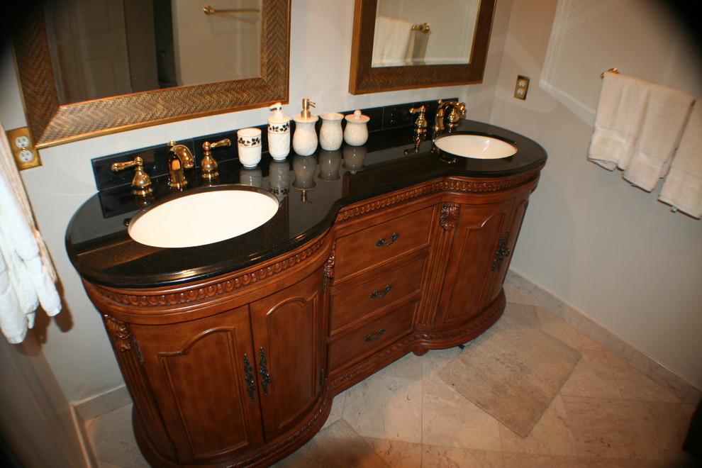 タンパにあるトロピカルスタイルのおしゃれな浴室の写真