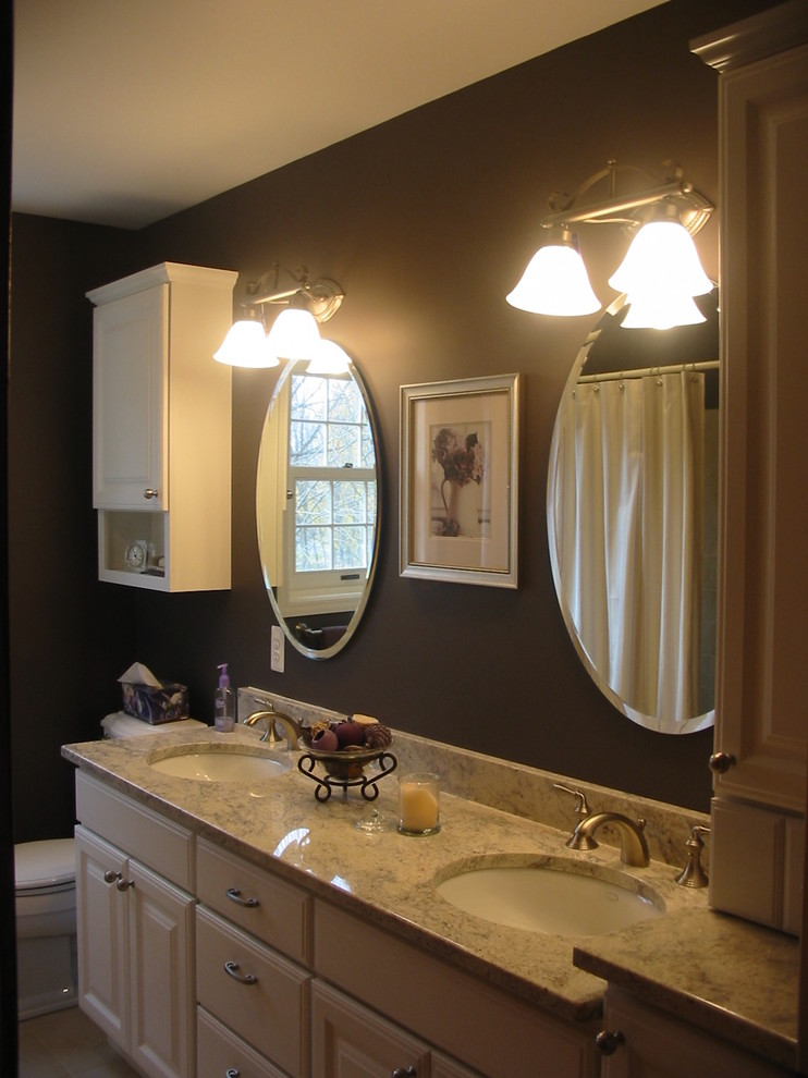 Idéer för att renovera ett mellanstort vintage en-suite badrum, med luckor med upphöjd panel, vita skåp och granitbänkskiva
