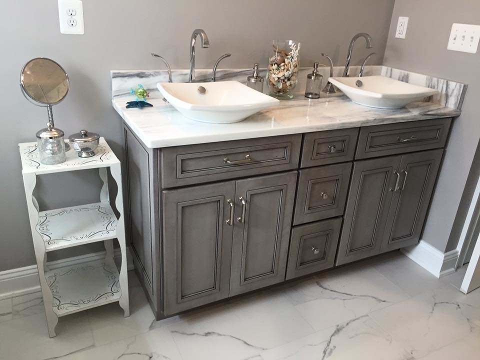 Inredning av ett modernt mellanstort badrum med dusch, med skåp i shakerstil, grå skåp, grå väggar, marmorgolv, ett fristående handfat och marmorbänkskiva