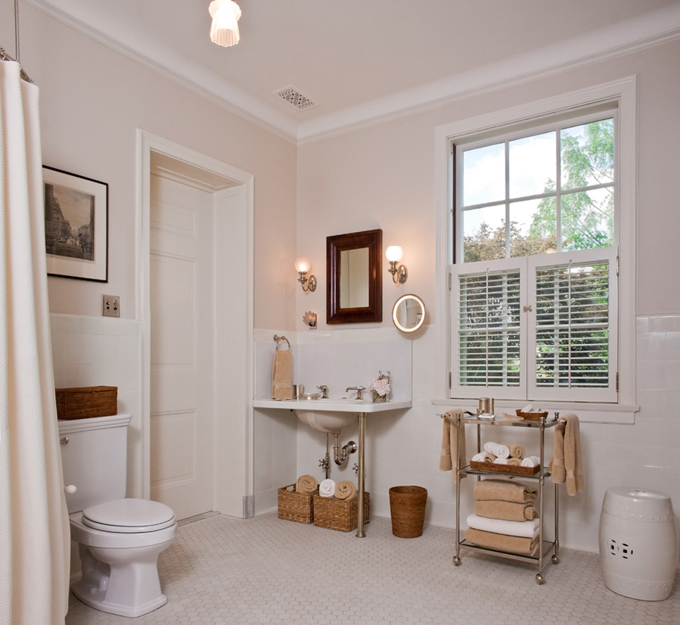 На фото: ванная комната в классическом стиле с консольной раковиной, мраморной столешницей и шторкой для ванной с