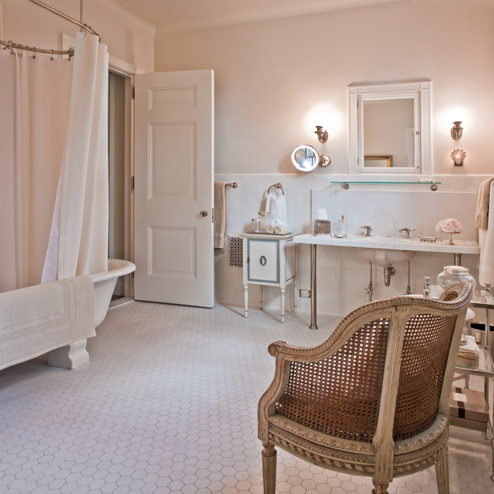 Пример оригинального дизайна: ванная комната в классическом стиле с консольной раковиной и мраморной столешницей