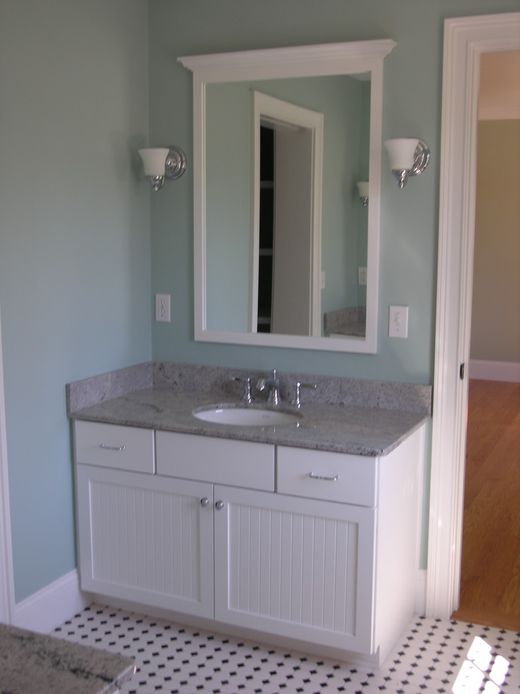 Стильный дизайн: ванная комната в классическом стиле с темными деревянными фасадами и белыми стенами - последний тренд
