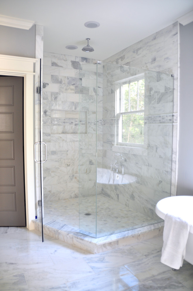 Modelo de cuarto de baño principal clásico de tamaño medio con bañera con patas, ducha esquinera, baldosas y/o azulejos grises, paredes grises y suelo de mármol