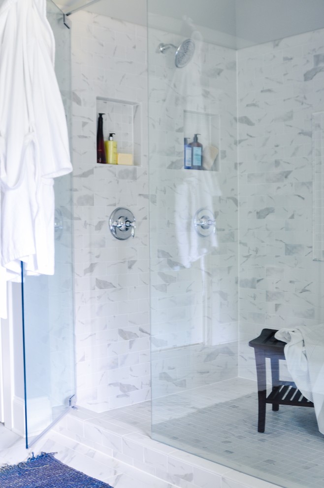 Foto di una stanza da bagno padronale classica di medie dimensioni con ante in stile shaker, ante grigie, piastrelle bianche, pavimento in marmo, top in marmo, doccia ad angolo e pareti grigie