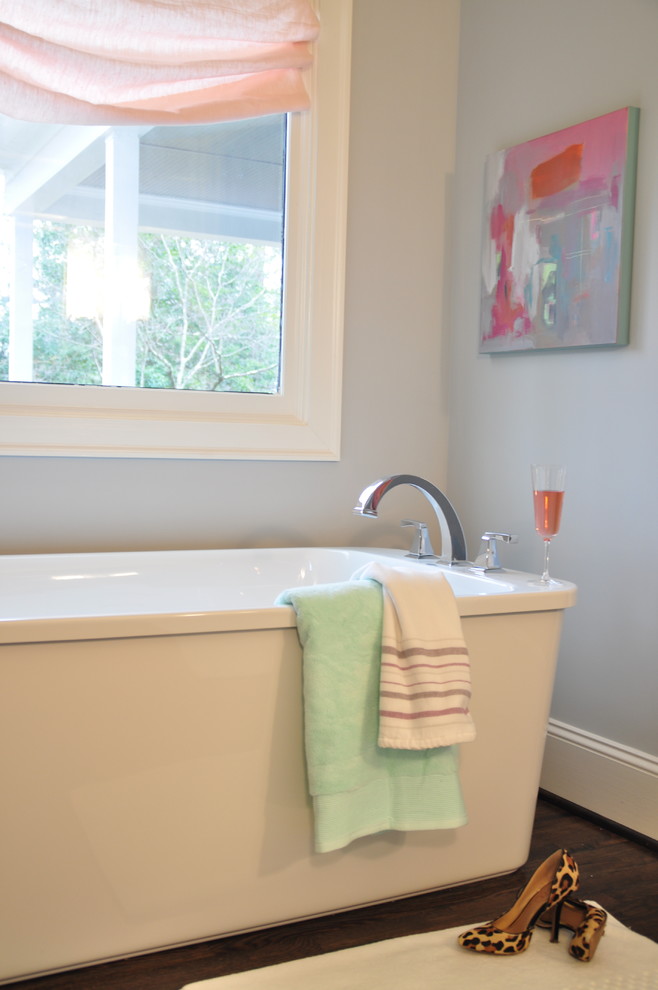 Idéer för mellanstora vintage en-suite badrum, med ett fristående badkar, grå väggar och mellanmörkt trägolv