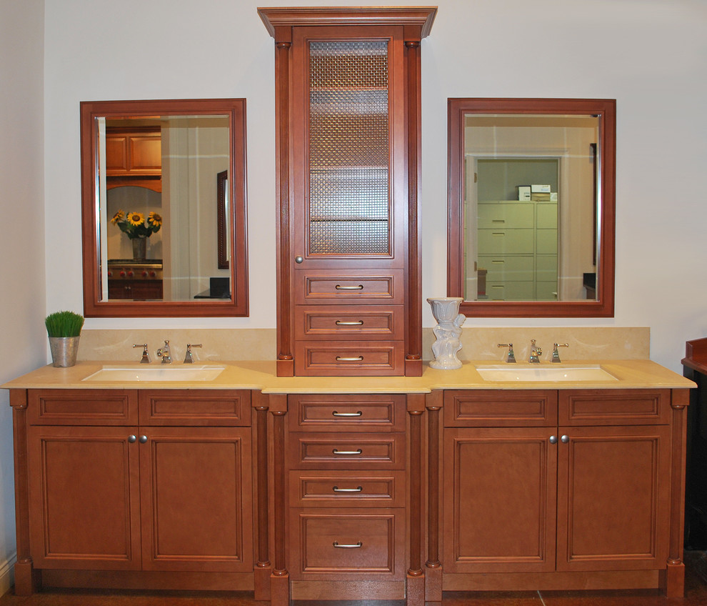 Mittelgroßes Klassisches Badezimmer En Suite mit Unterbauwaschbecken, flächenbündigen Schrankfronten, hellbraunen Holzschränken und beiger Wandfarbe in Wilmington