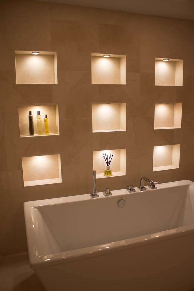 Idées déco pour une salle de bain principale classique de taille moyenne avec une baignoire indépendante, une douche d'angle, un carrelage beige, un carrelage de pierre, un mur beige et un sol en travertin.