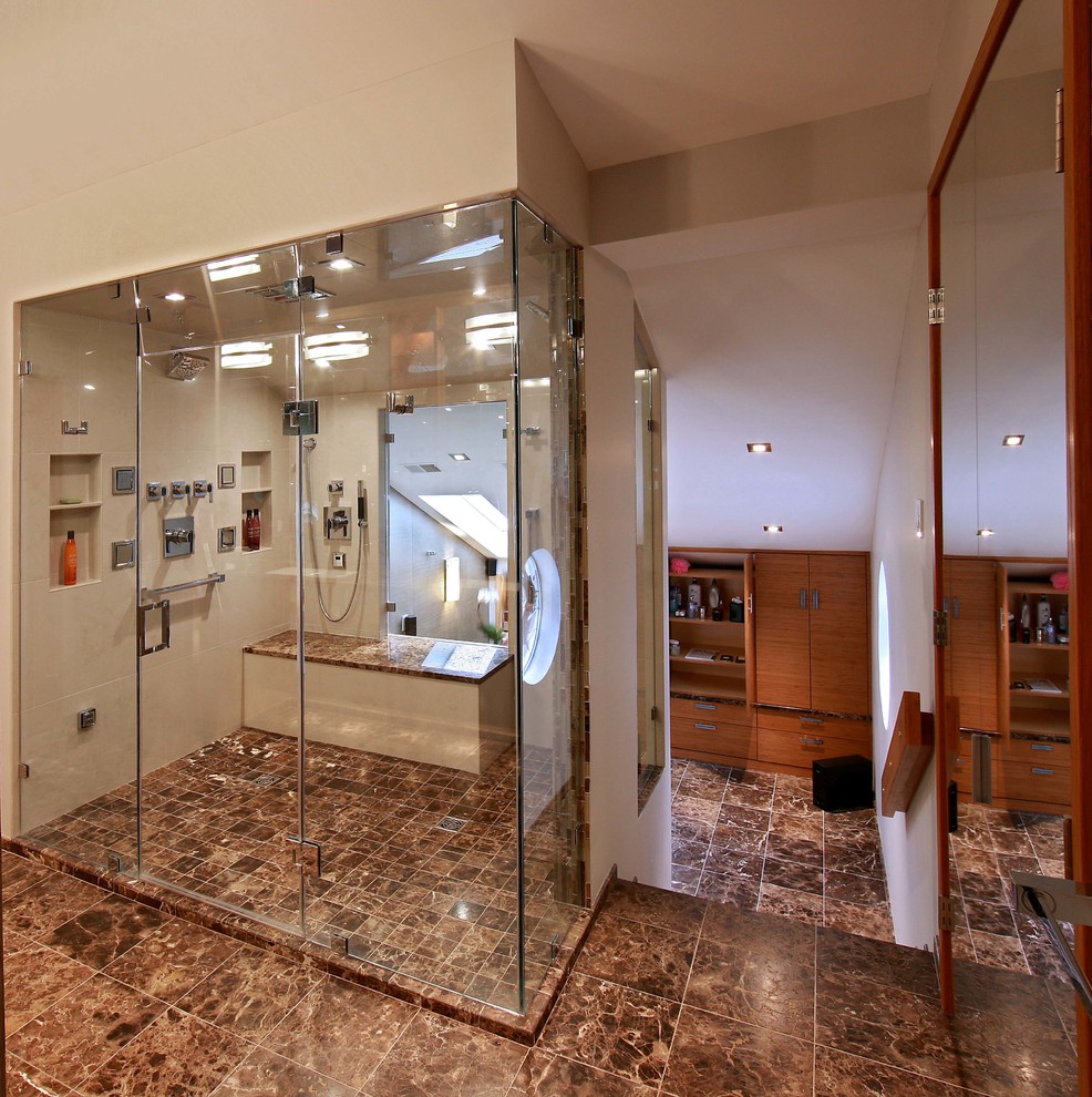 Exemple d'une salle de bain tendance en bois brun avec un placard à porte plane, une douche d'angle et un carrelage beige.