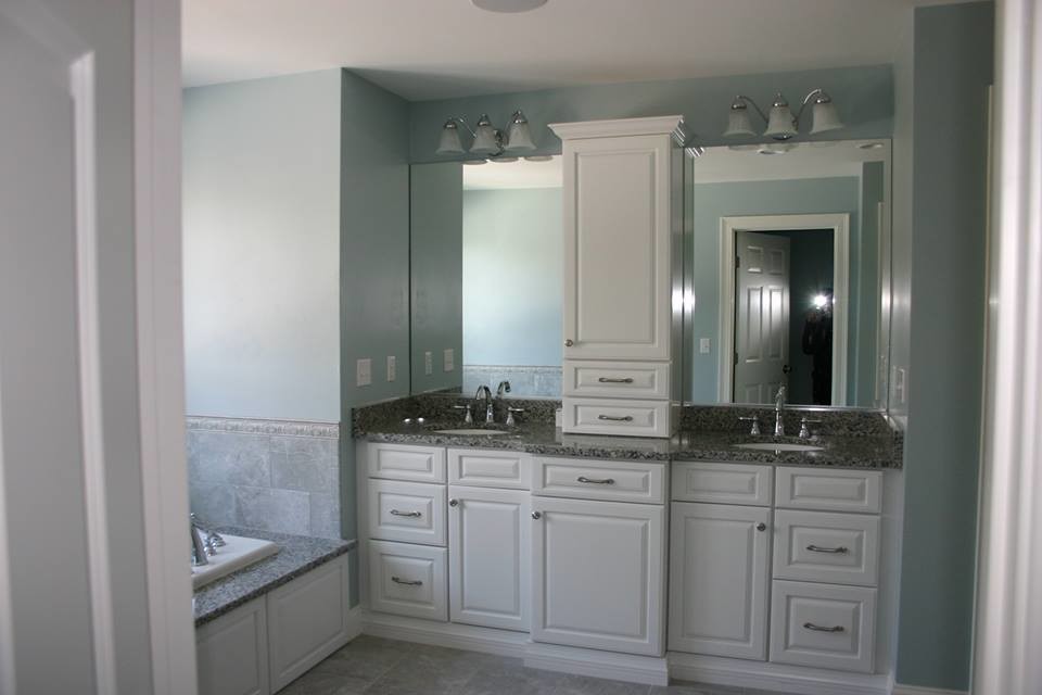 Пример оригинального дизайна: главная ванная комната среднего размера в классическом стиле с врезной раковиной, фасадами с выступающей филенкой, белыми фасадами, столешницей из гранита, накладной ванной, душем в нише, раздельным унитазом, бежевой плиткой, керамогранитной плиткой, синими стенами и полом из керамогранита